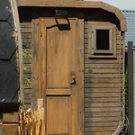 Schlaffass Natursee-chalet Mit Sanitaerfass,hot Tub,sauna,jacuzzi,angeln Campismo de Luxo Twist